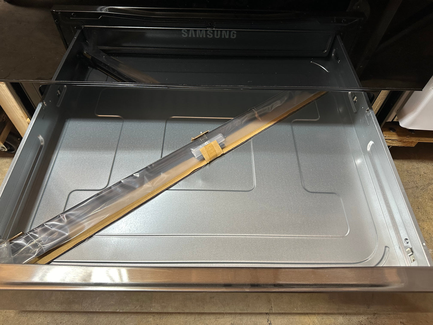 Samsung 30-in Glass Top 5 Burners 6.3-cu ft Self-Cleaning Air Fry Slide-in Smart Electric Range (Fingerprint Resistant Stainless Steel)